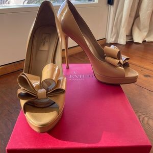 Authentic Valentino nude pumps size 40.5